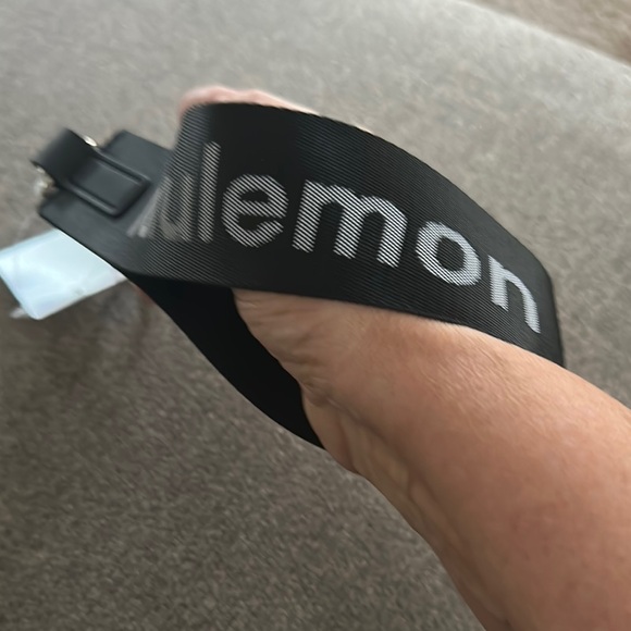 Lululemon 🍋❤️🍋 Black & Grey Never Lost Keychain~NWT - Picture 2 of 7